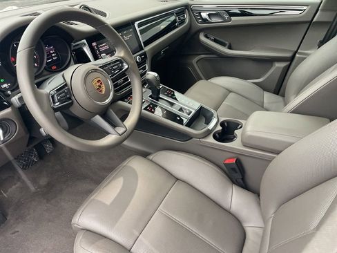 Certified 2025 Porsche Macan image 4