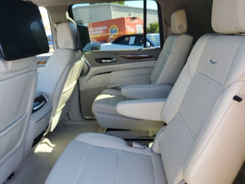 Certified 2022 Cadillac Escalade ESV Premium Luxury Platinum w/ Heavy-Duty Trailer Package image 18