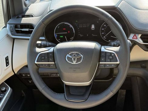 Used 2024 Toyota Sienna Limited AWD/4WD image 9