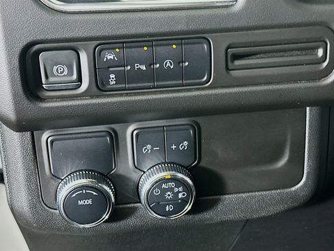 Used 2024 GMC Yukon SLT image 17