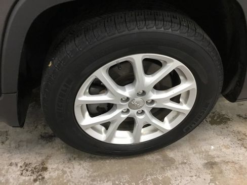 Used 2017 Jeep Cherokee Latitude w/ Safety/Convenience Group FWD image 4