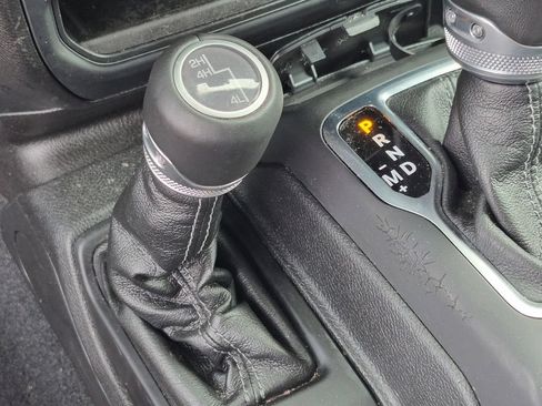 Used 2024 Jeep Wrangler Unlimited Sahara w/ Technology Group AWD/4WD image 21