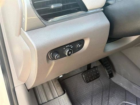 Used 2021 Chevrolet Traverse LT image 24