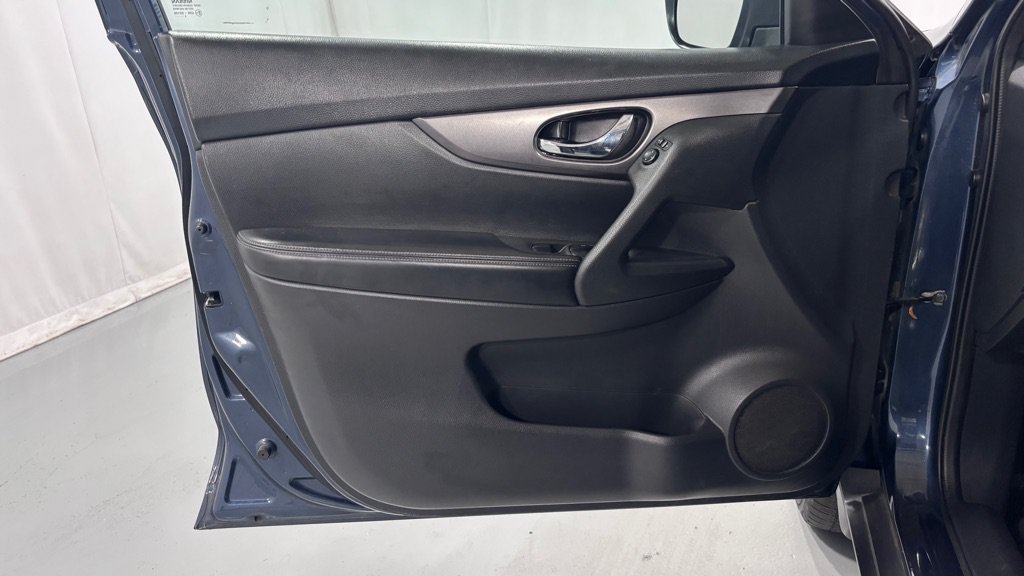 Used 2016 Nissan Rogue SV FWD image 17