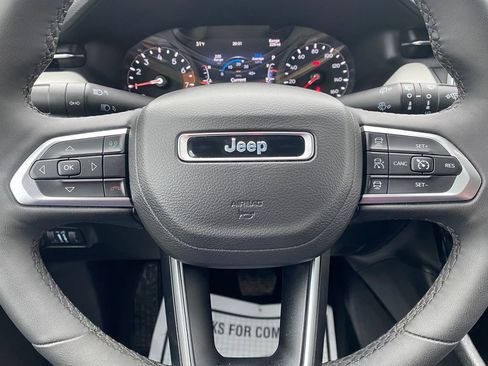 Used 2025 Jeep Compass Limited image 23