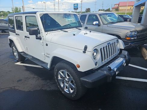 Used 2017 Jeep Wrangler Unlimited Sahara w/ Connectivity Group AWD/4WD image 5