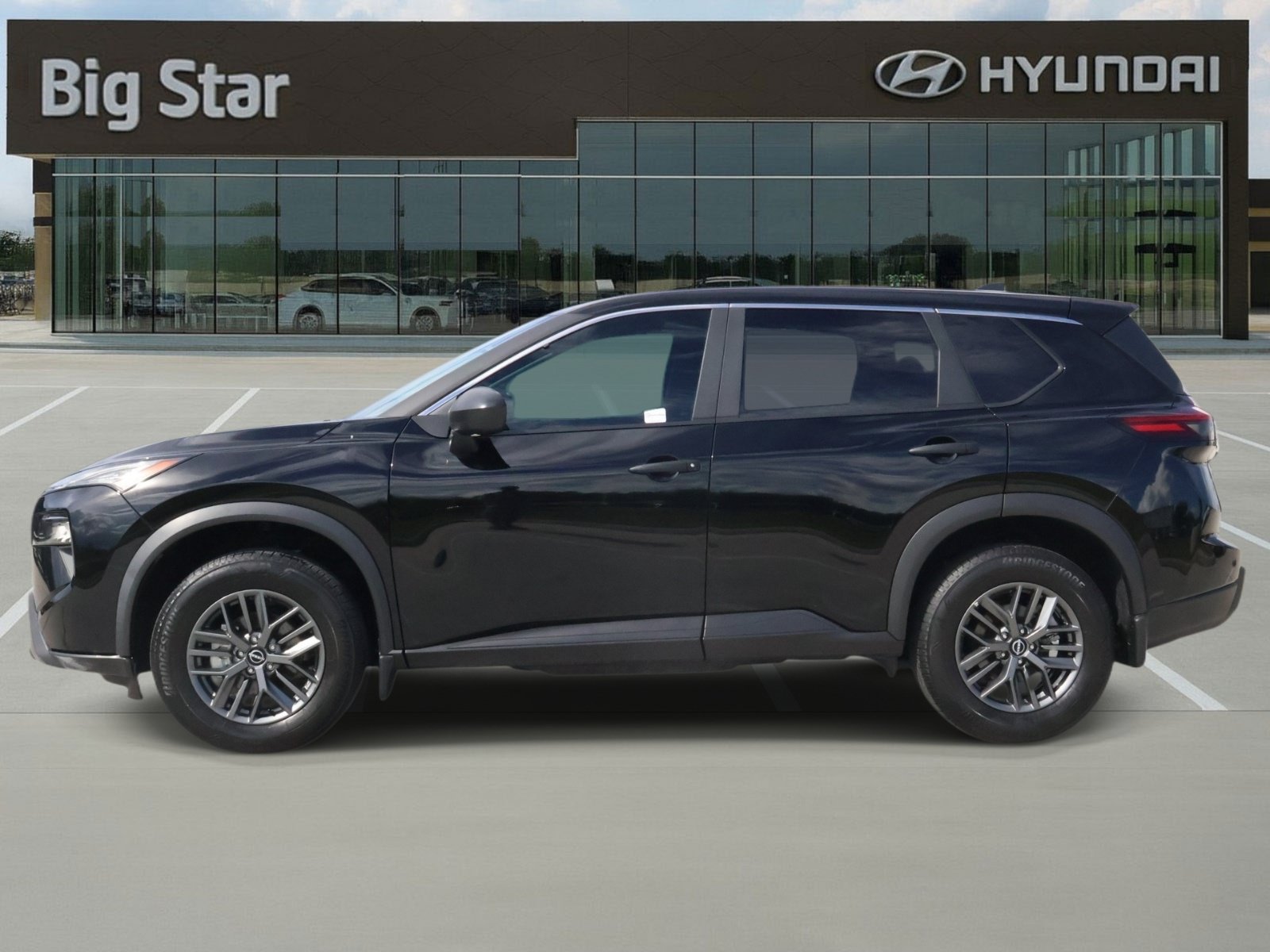 Used 2025 Nissan Rogue S FWD image 2