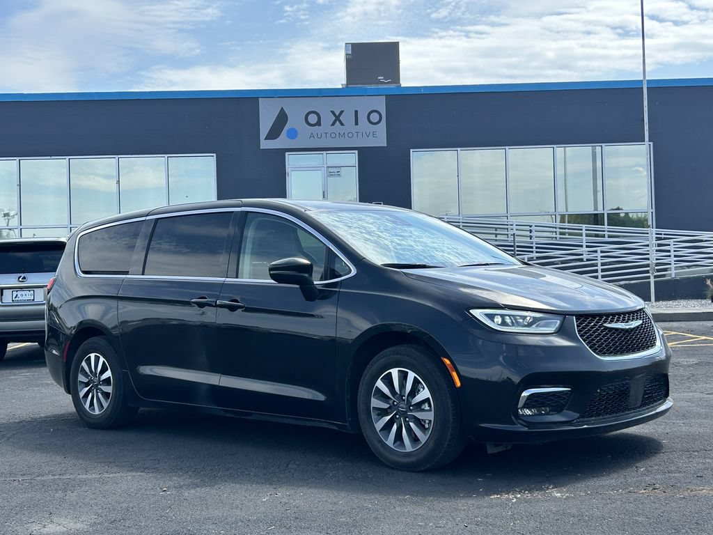 Used 2023 Chrysler Pacifica Touring-L FWD image 1