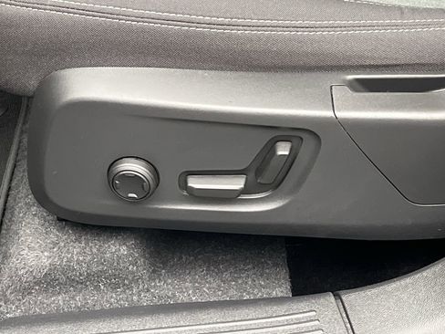 Used 2025 Volvo XC40 B5 Core image 11