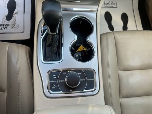 Used 2018 Jeep Grand Cherokee Limited image 24