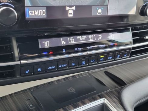 Used 2023 Toyota Sienna Platinum image 25