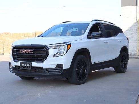 Used 2022 GMC Terrain SLE w/ Driver Convenience Package FWD image 2