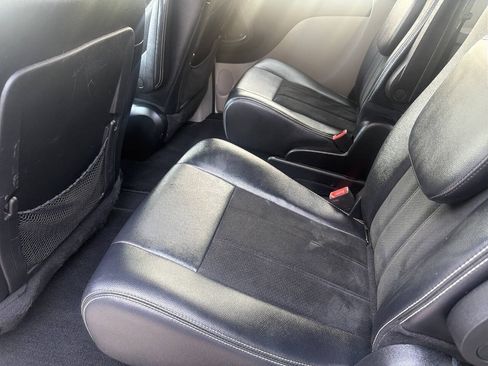 Used 2017 Dodge Grand Caravan SXT w/ Rear Park Assist Package FWD image 19