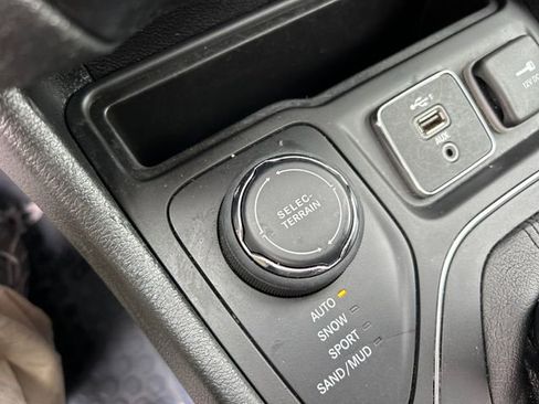 Used 2022 Jeep Cherokee Latitude w/ Trailer Tow Group image 23