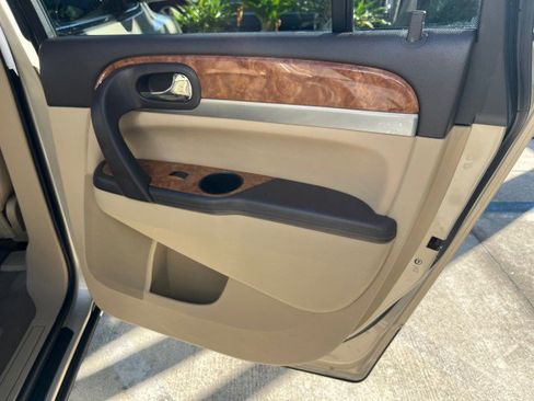 Used 2011 Buick Enclave CXL image 29