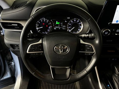 Used 2023 Toyota Highlander XLE AWD/4WD image 9