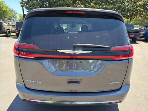 Used 2023 Chrysler Pacifica Limited FWD image 4