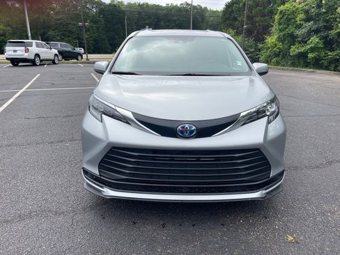 Used 2025 Toyota Sienna LE w/ LE Plus Package FWD image 2