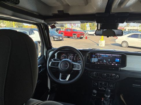 Used 2025 Jeep Wrangler Sahara image 33