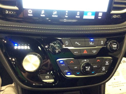 New 2026 Chrysler Pacifica Limited w/ S Appearance Package image 33