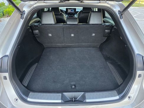 Used 2022 Toyota Venza LE image 16