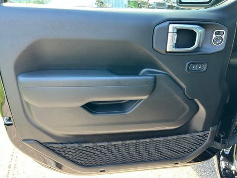 Used 2024 Jeep Gladiator Sport AWD/4WD image 18