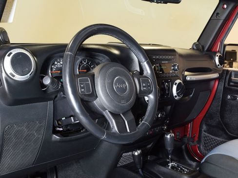 Used 2013 Jeep Wrangler Unlimited Sahara w/ Max Tow Pkg AWD/4WD image 5