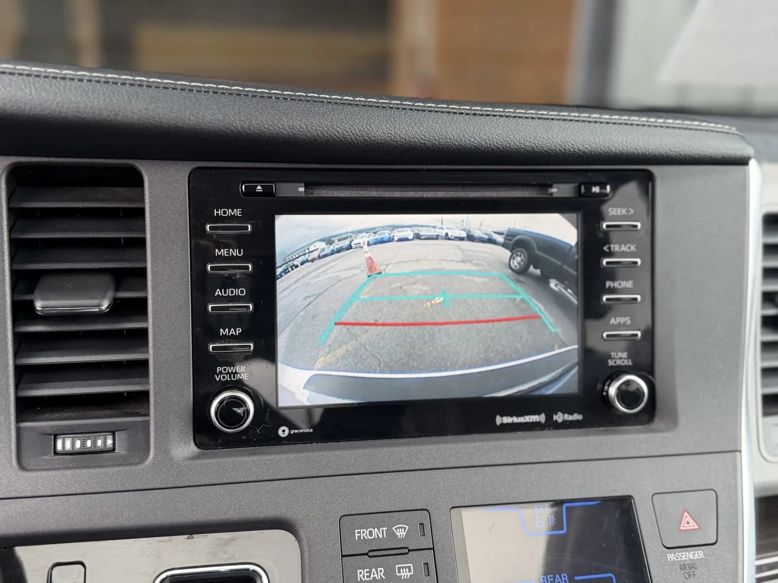 Used 2019 Toyota Sienna XLE w/ XLE Navigation Package FWD image 32