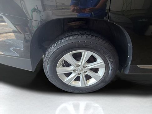Used 2012 Toyota Highlander FWD w/ Tech Pkg image 30