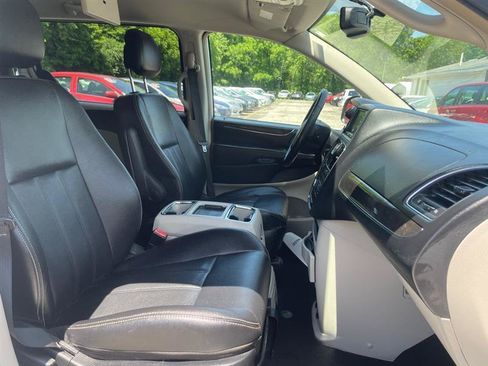 Used 2014 Chrysler Town & Country Touring FWD image 13