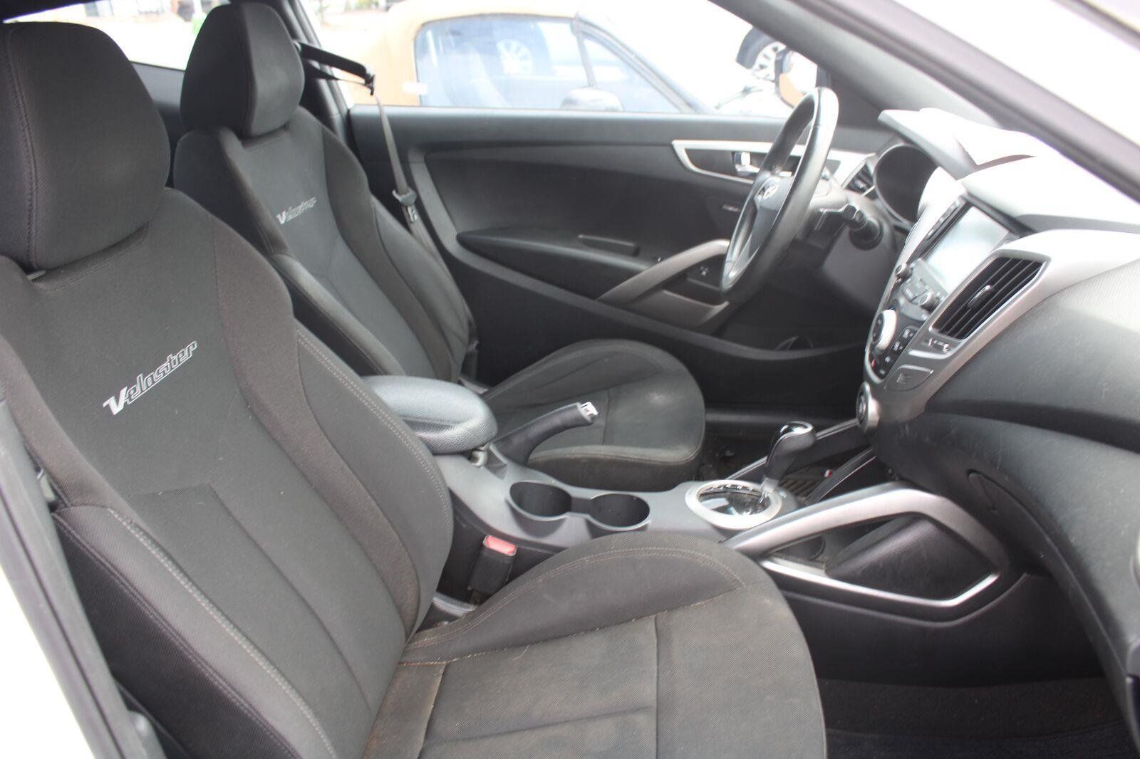 Used 2017 Hyundai Veloster Value Edition FWD image 4