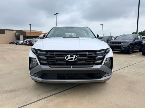 Used 2025 Hyundai Tucson SE FWD image 2