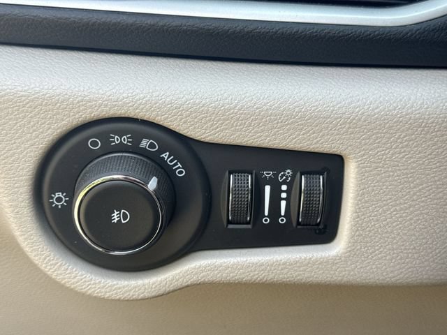 Used 2024 Chrysler Pacifica Touring-L FWD image 33