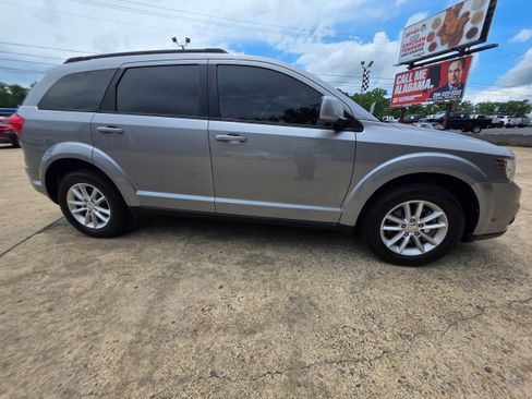 Used 2016 Dodge Journey SXT w/ Comfort/Convenience Group FWD image 4