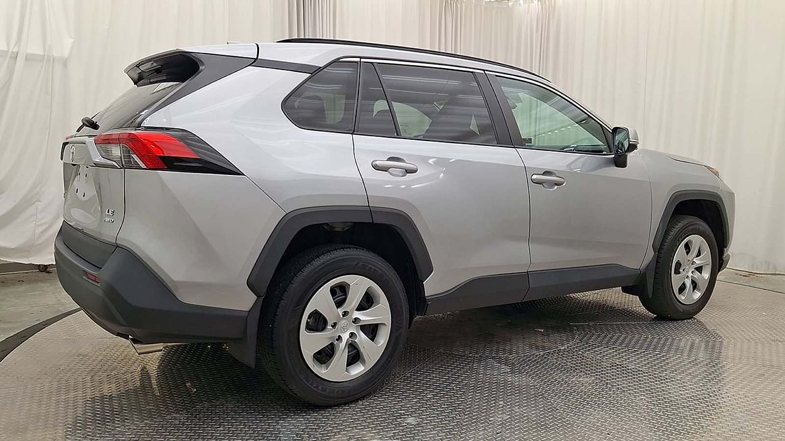 Used 2021 Toyota RAV4 LE AWD/4WD image 4