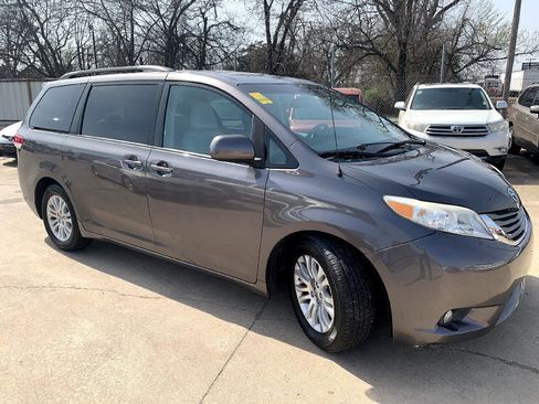 Used 2014 Toyota Sienna XLE image 3