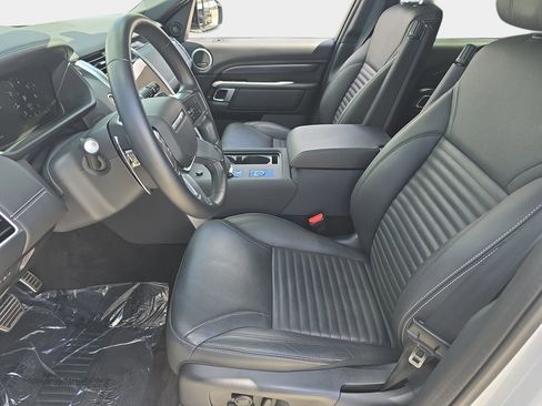 Used 2025 Land Rover Discovery Metropolitan Edition image 17