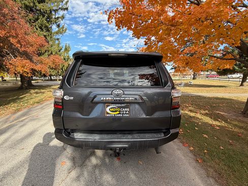 Used 2020 Toyota 4Runner SR5 4WD image 6