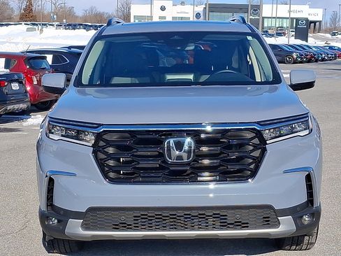 Used 2025 Honda Pilot Touring image 2