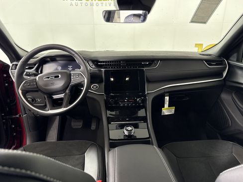 New 2025 Jeep Grand Cherokee Altitude image 15