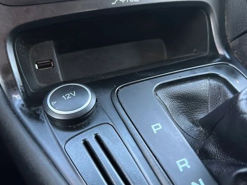 Used 2017 Ford Focus SE image 31