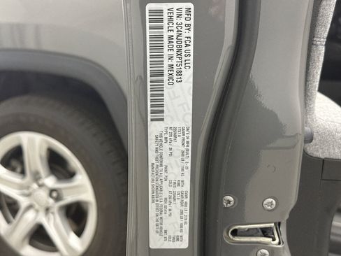 Used 2023 Jeep Compass Latitude AWD/4WD image 11