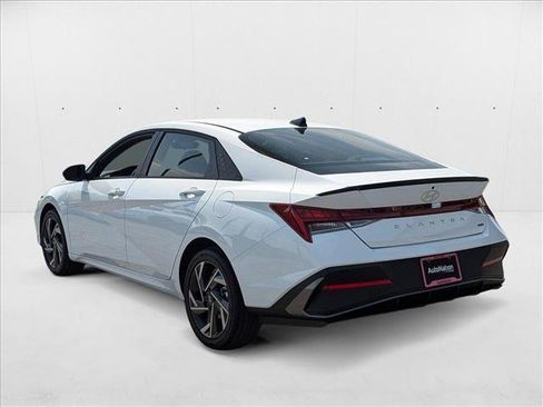 New 2025 Hyundai Elantra SEL FWD image 8