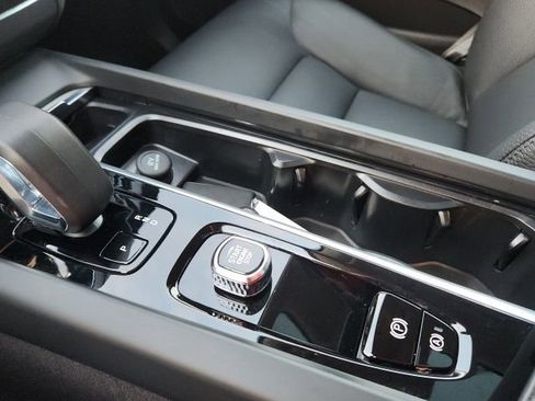 Certified 2025 Volvo XC60 B5 Plus image 19