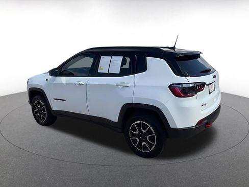 Used 2025 Jeep Compass Trailhawk AWD/4WD image 9