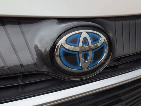 Used 2022 Toyota Venza LE image 12