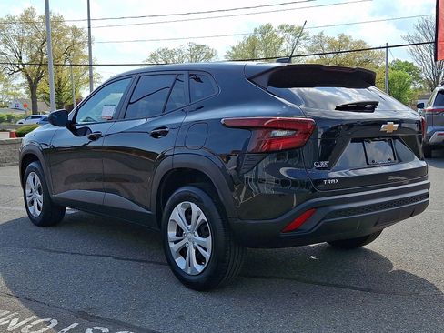 Used 2025 Chevrolet Trax LS FWD image 4