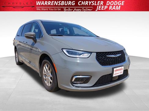 Used 2023 Chrysler Pacifica Touring-L FWD image 1