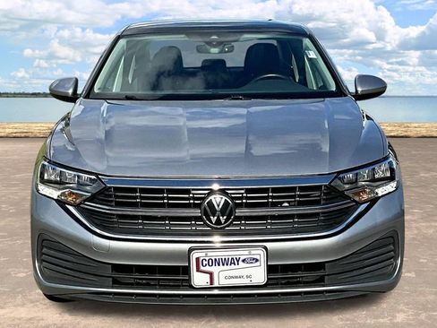 Used 2024 Volkswagen Jetta SE FWD image 2