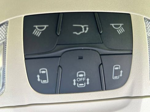 Used 2023 Chrysler Pacifica Touring-L FWD image 27